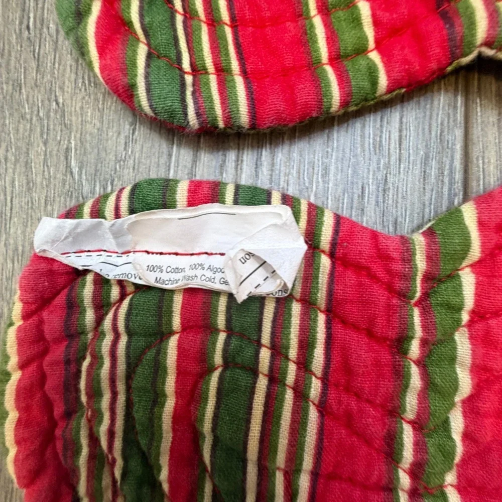 Quilted Reversible Christmas Holly Berry Placemats Set of 2 Scalloped Red Green